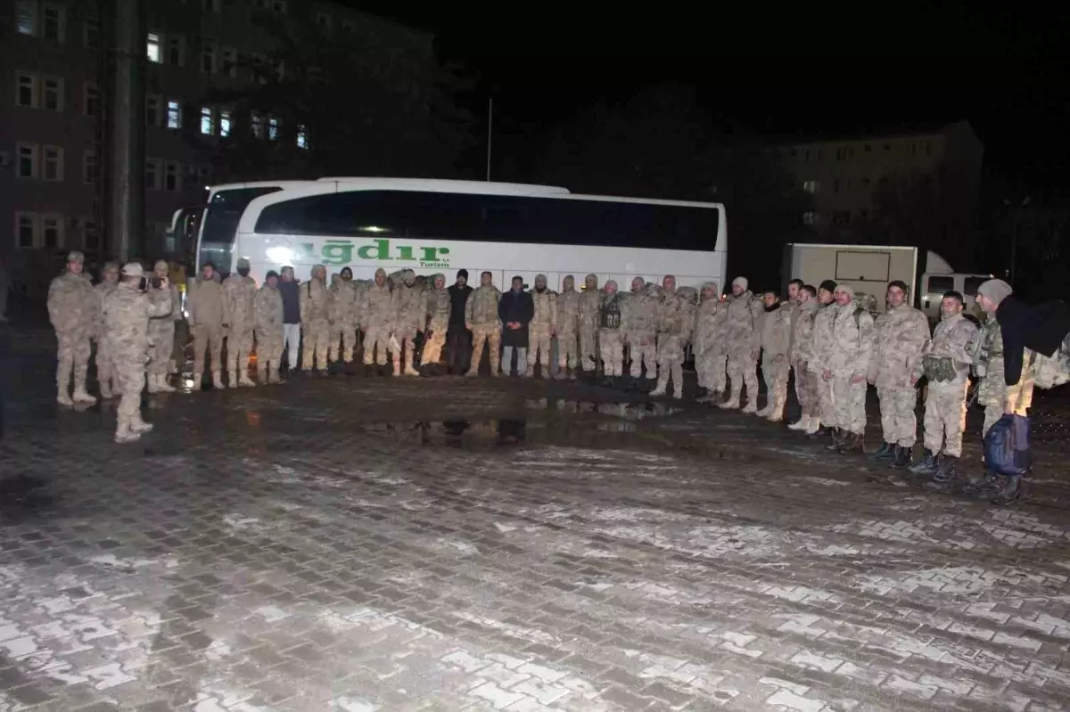 Iğdır\'dan 150 güvenlik korucusu ile 12 astsubay deprem bölgesine uğurlandı