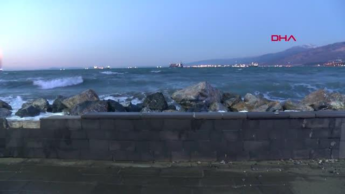 İSKENDERUN\'DA DENİZ SEVİYESİ YÜKSELDİ