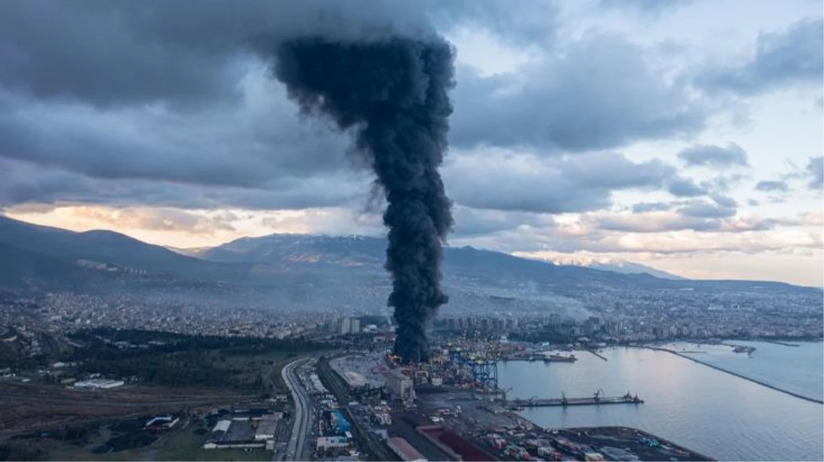 İskenderun Limanı\'nda devrilen konteynerler yangına neden oldu! Söndürme çalışmalarına devam ediliyor