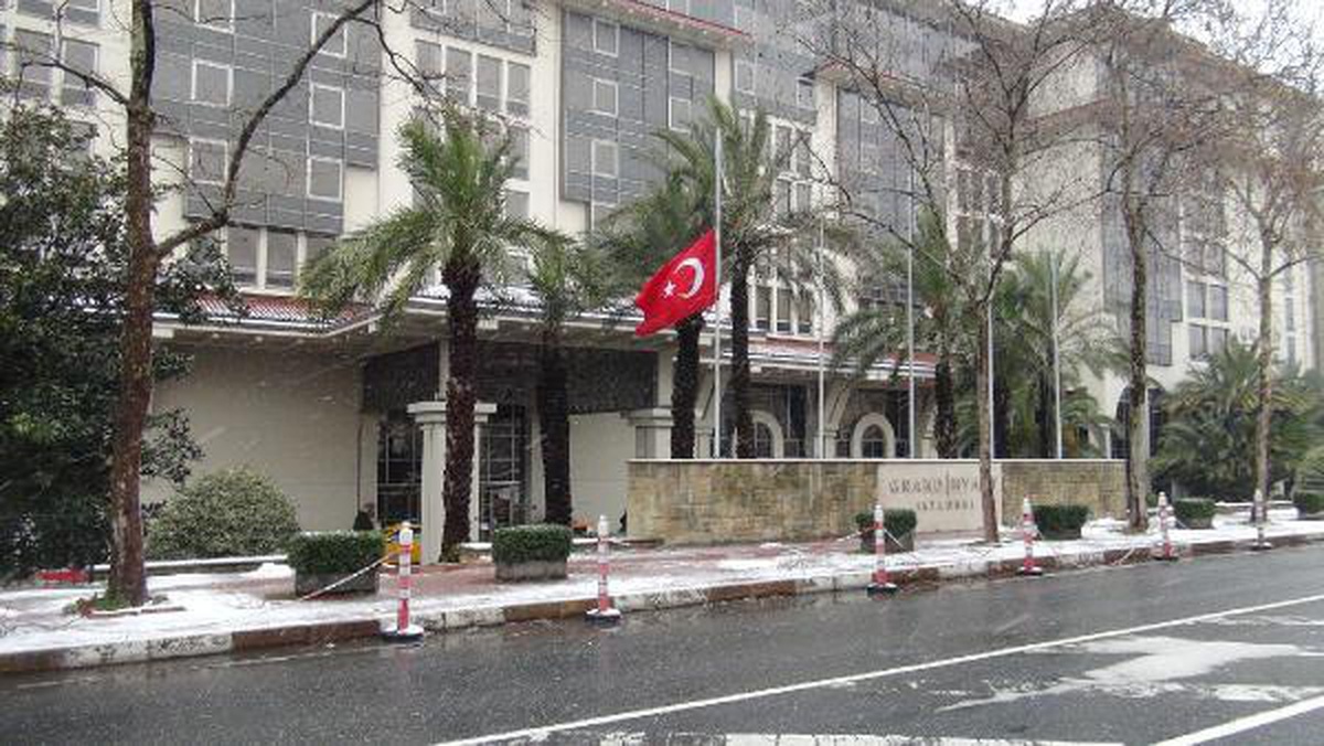 İSTANBUL\'DA BAYRAKLAR YARIYA İNDİRİLDİ