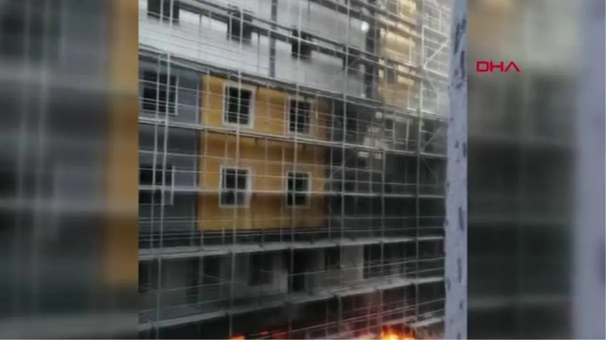 İSTANBUL-KÜÇÜKÇEKMECE\'DE SİTE İNŞAATINDA YANGIN ÇIKTI