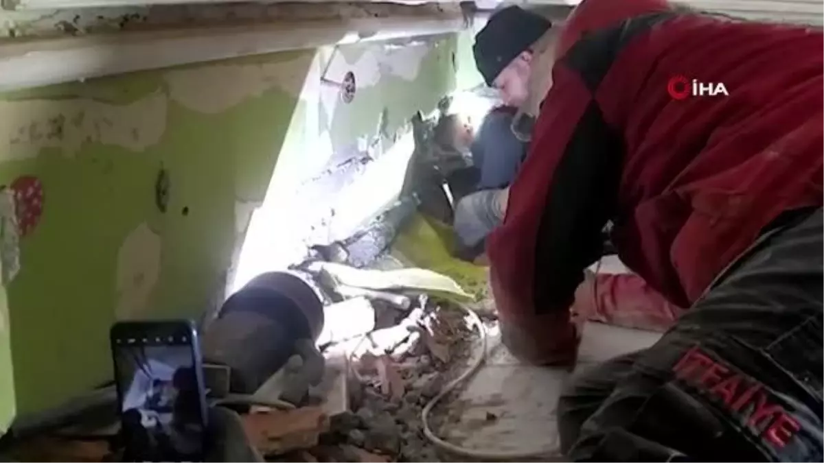 İtfaiye ekipleri zamanla yarıştı... Enkaz altından 24 saat sonra kurtarıldılar: "Ne isterseniz onu yaparız"