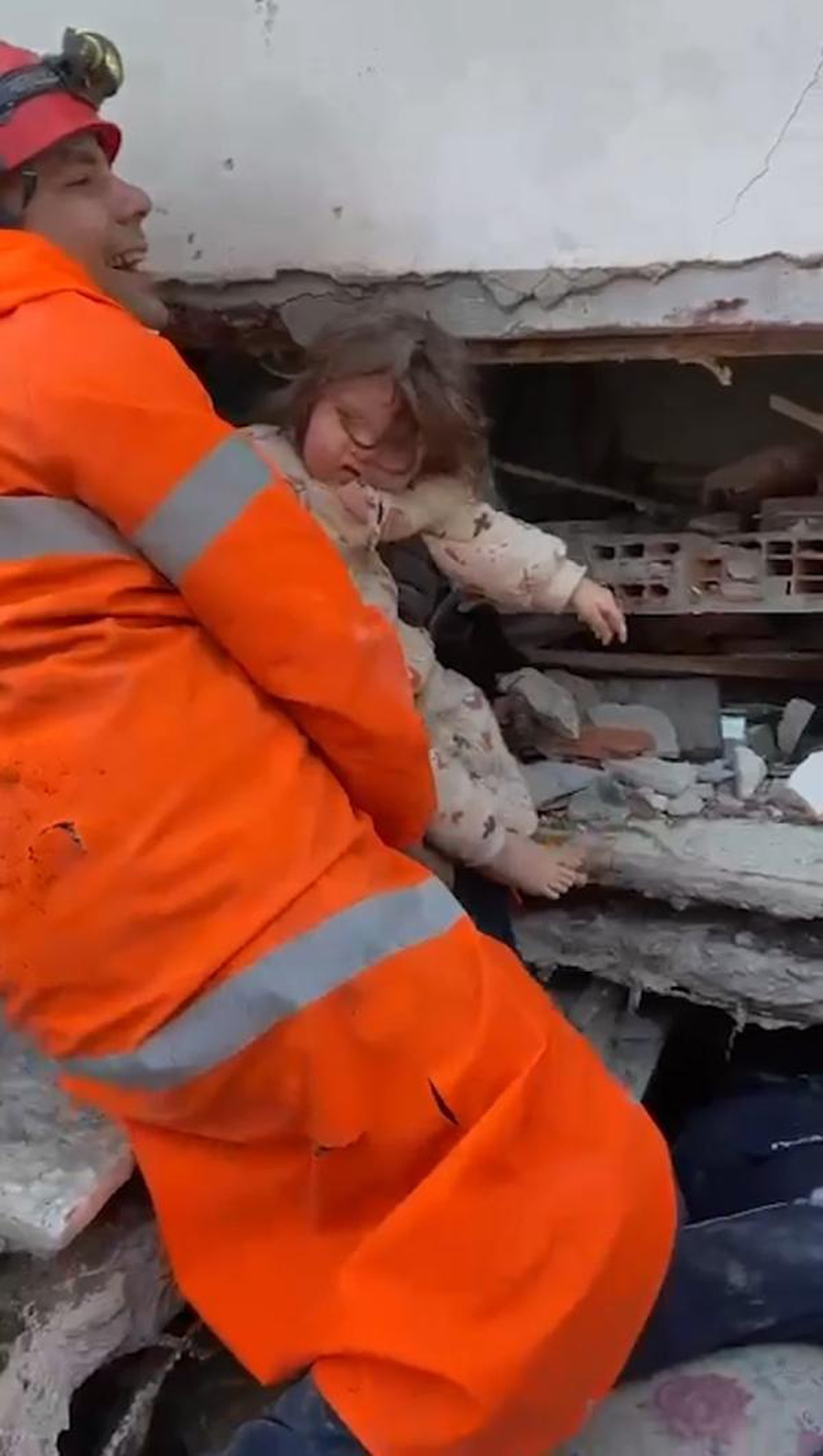 İtfaiye personeli göçük altındaki bebeği \'Tamam kuzum, gidelim\' diye kurtardı