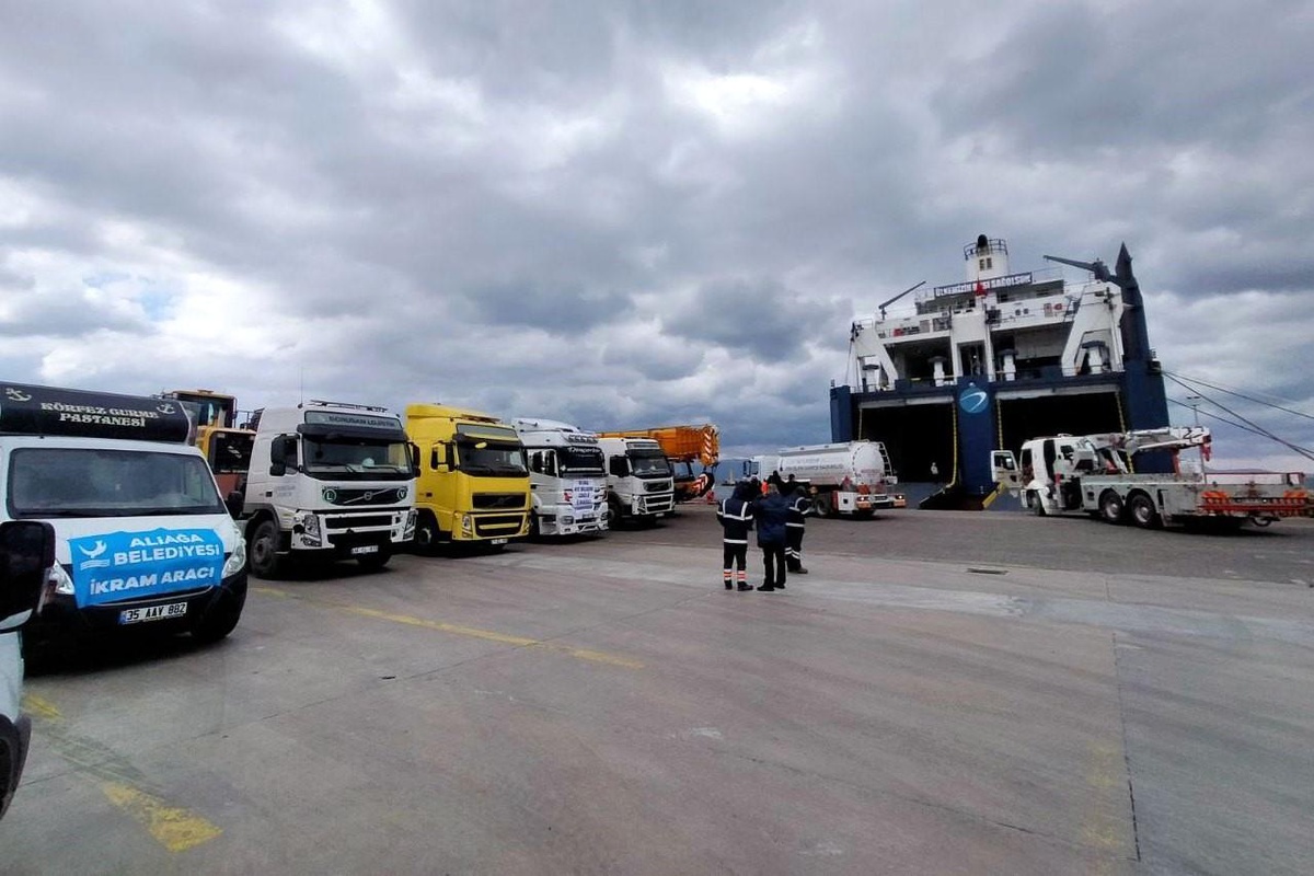 İzmir\'den deprem bölgesine yardım gemisi