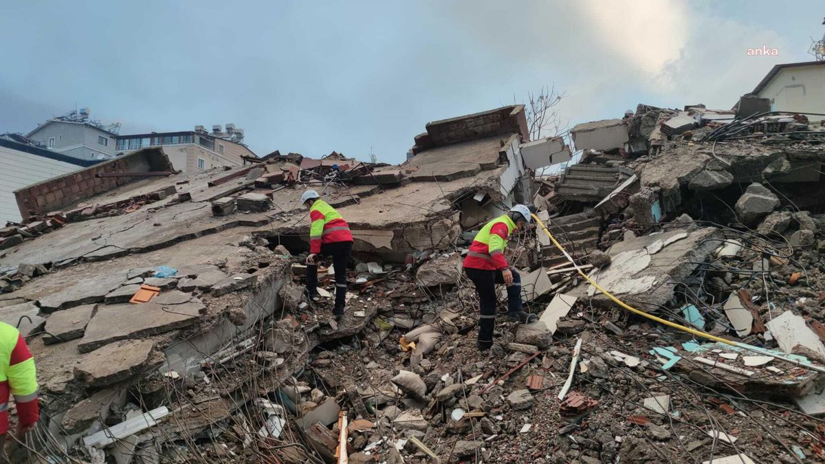 İzmit Belediyesi Arama Kurtarma Ekibi Deprem Bölgesinde