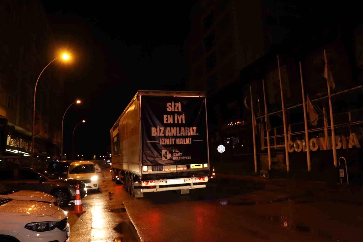 İzmit Belediyesi\'nin 2 yardım tırı afet bölgesine ulaşmak üzere