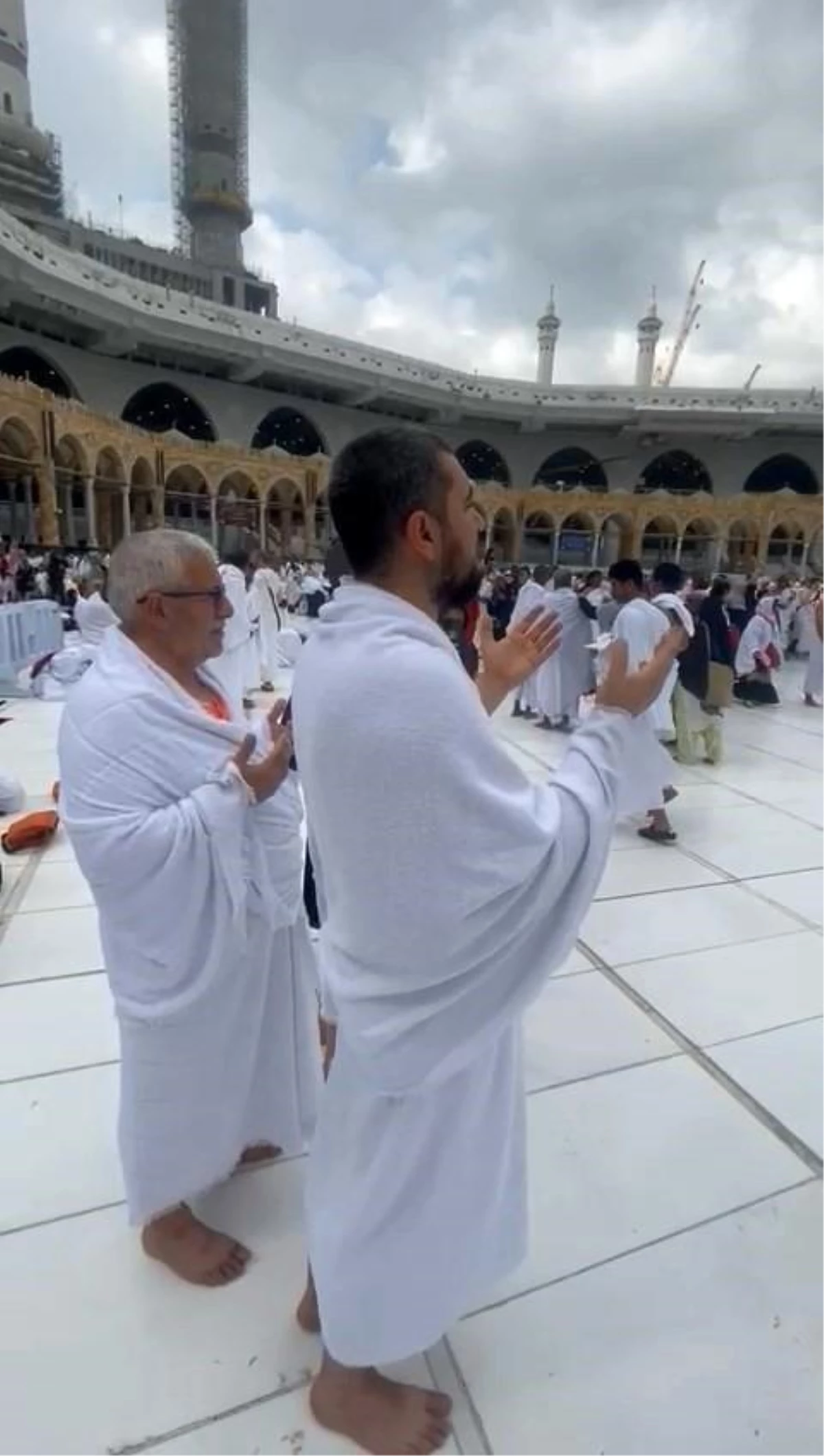 Kabe\'de Müslümanlar depremzedeler için dua etti