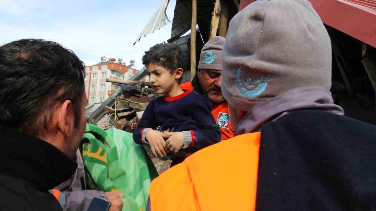 Kahramanmaraş\'ta 32 saat sonra gelen mutluluk: Kardeşinin ardından o da kurtarıldı