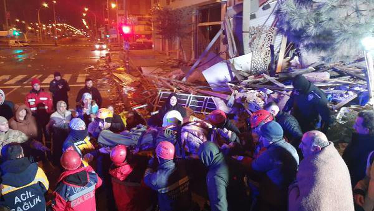 Kahramanmaraş\'ta 7.7 ve 7.6 büyüklüğünde 2 deprem; 5 bölge sallandı, çok sayıda ilde yıkım var (31)