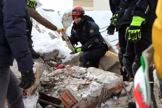 Kahramanmaraş'ta Nermin Teyze 24 saattir enkaz altında kurtarılmayı bekliyor