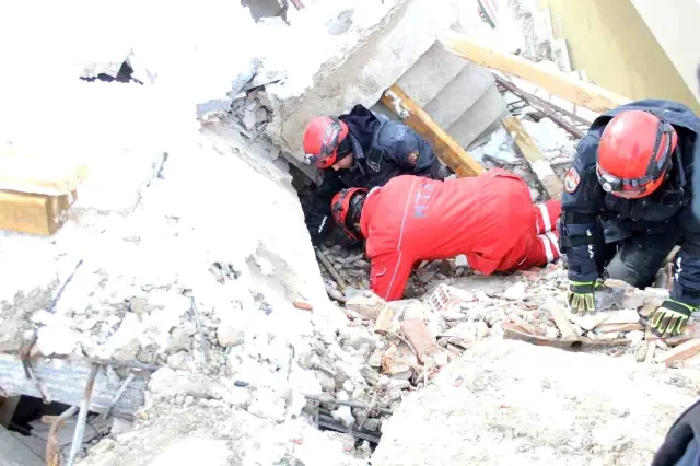 Kahramanmaraş'ta Nermin Teyze 24 saattir enkaz altında kurtarılmayı bekliyor