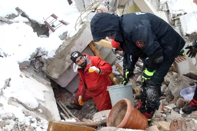 Kahramanmaraş'ta Nermin Teyze 24 saattir enkaz altında kurtarılmayı bekliyor