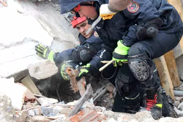 Kahramanmaraş'ta Nermin Teyze 24 saattir enkaz altında kurtarılmayı bekliyor