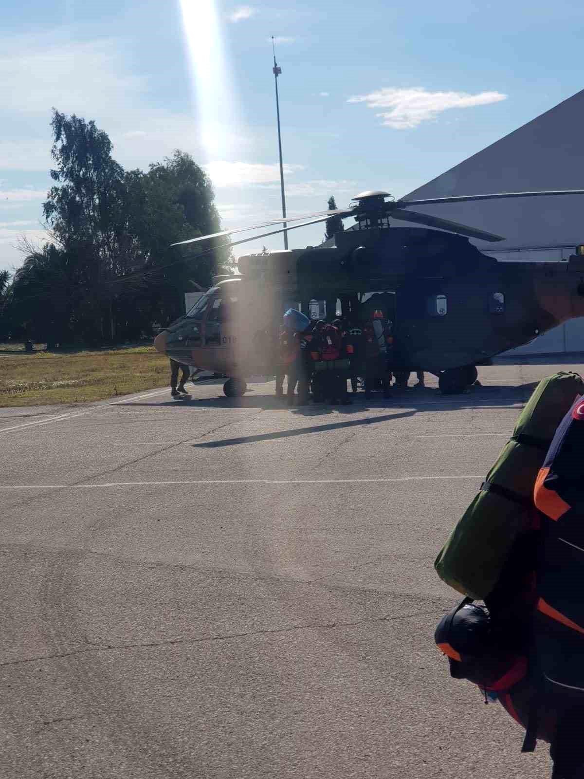 Kara Kuvvetlerine ait helikopterler deprem bölgesinde