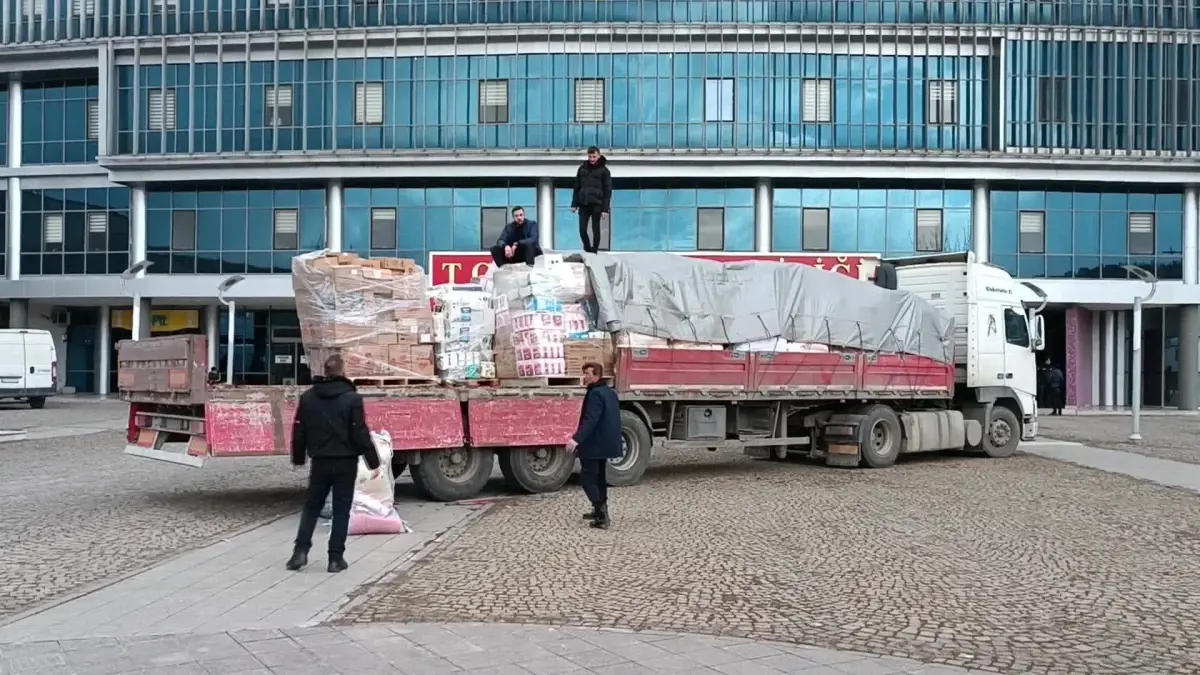 Depremzedeler için hazırlanan yardım tırı yola çıktı
