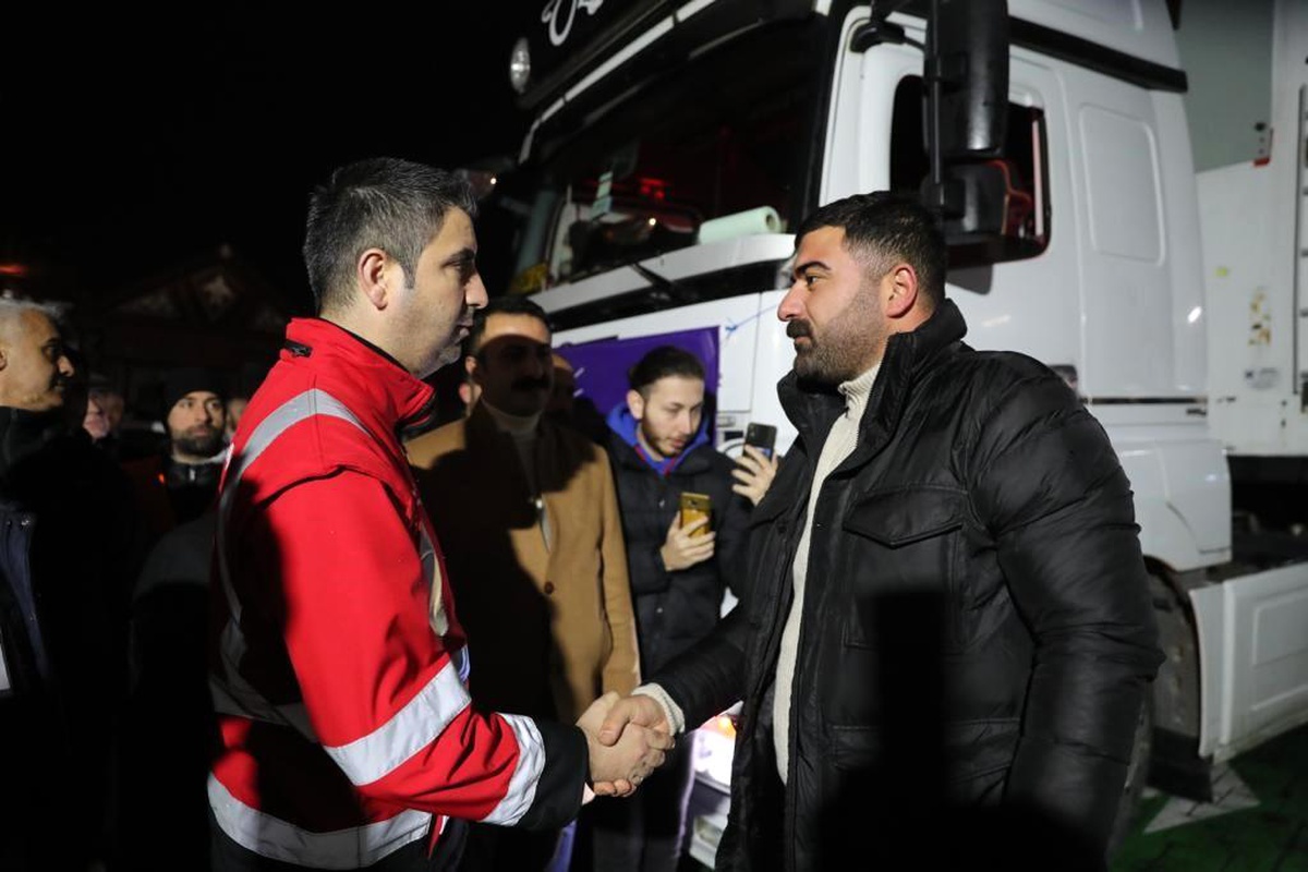 Kartal Belediyesi\'nin Yardım Tırları, Deprem Bölgelerine Hareket Etti