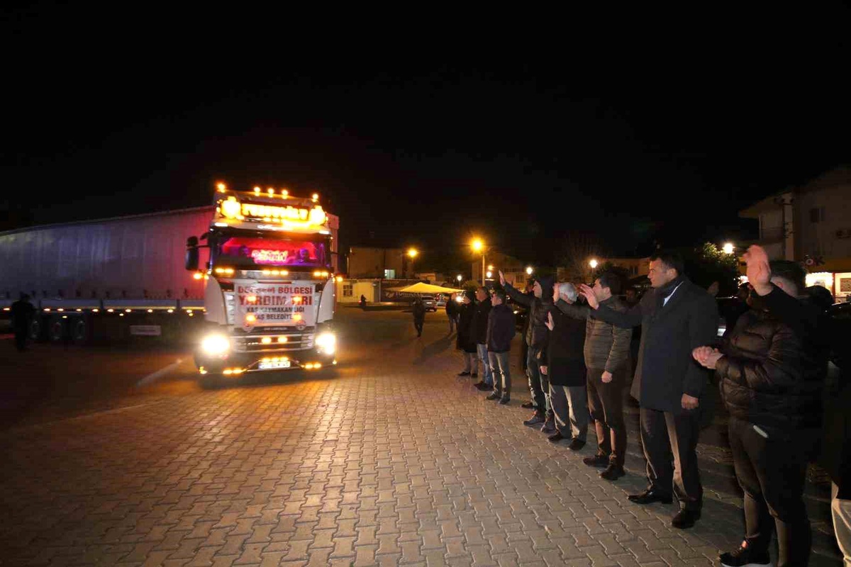 Kaş\'tan 9 yardım tırı dualarla deprem bölgesine uğurlandı