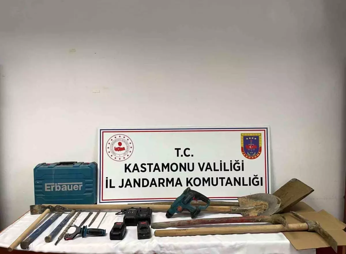 Kazı yapan definecilere jandarmadan suçüstü: 3 gözaltı