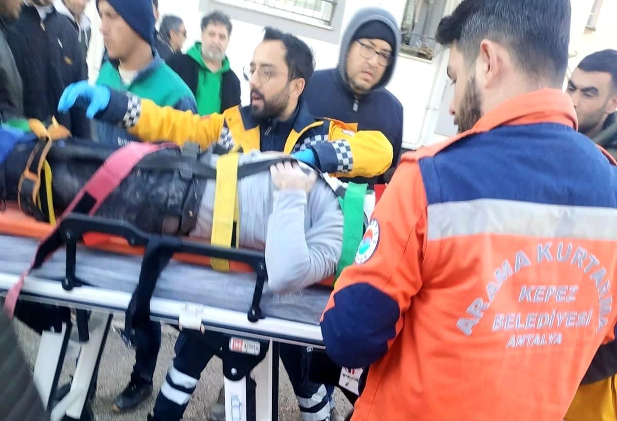 Kepez'in arama kurtarma ekibi, 30 saat sonra bir aileyi kurtardı