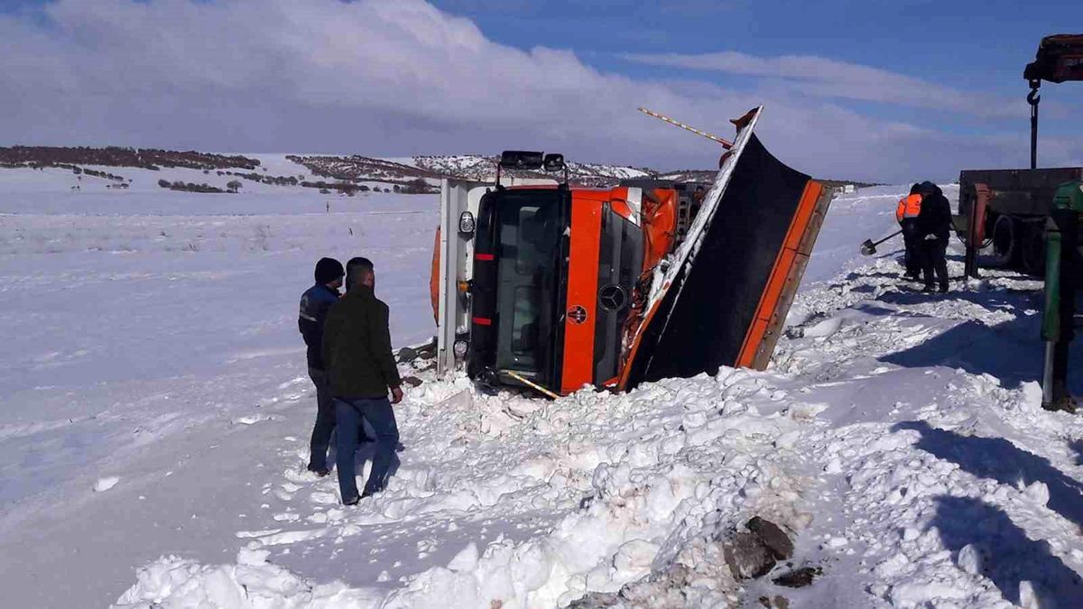Kırıkkale\'de kar küreme aracı devrildi, sürücü hafif yaralandı