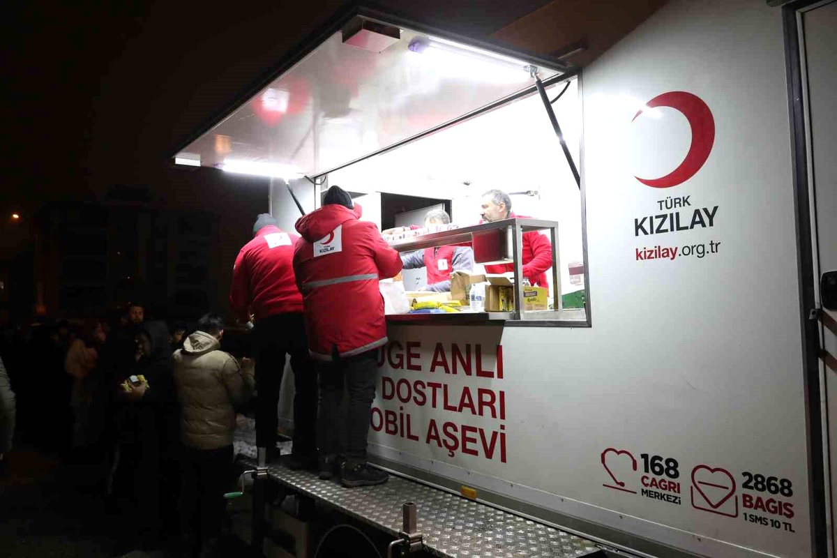 Türk Kızılayın sevk ettiği 10 bin kişilik çadırlar kurulmaya başlandı