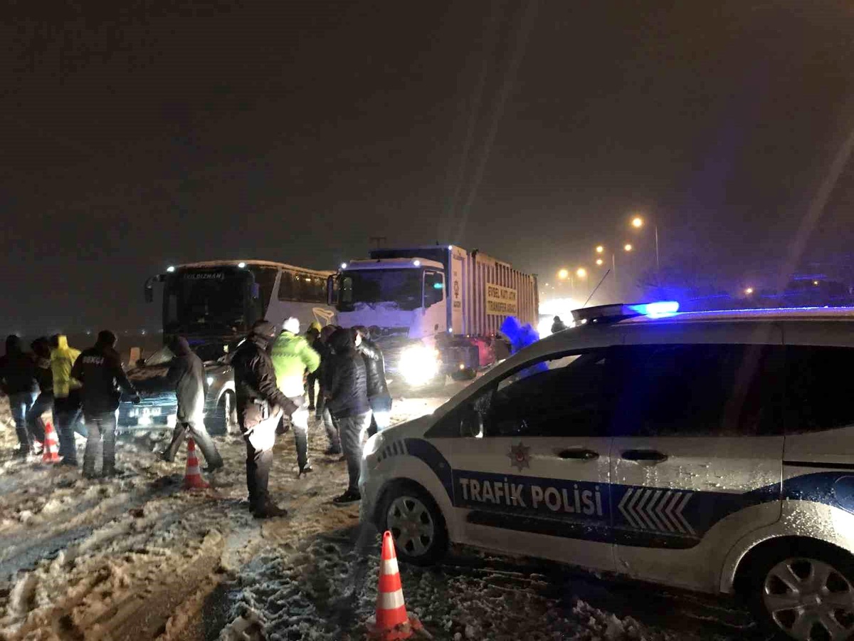 Konya\'nın şehirler arası yollarında kar ve tipi engeli