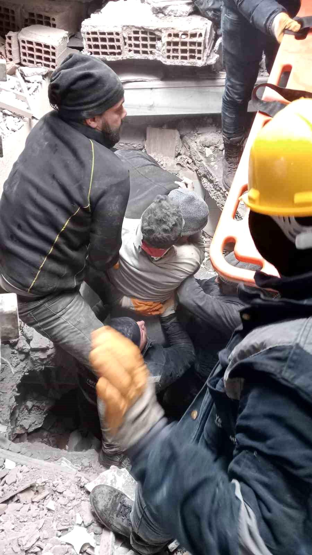 Madenciler enkazdan hayat kurtarmaya başladı