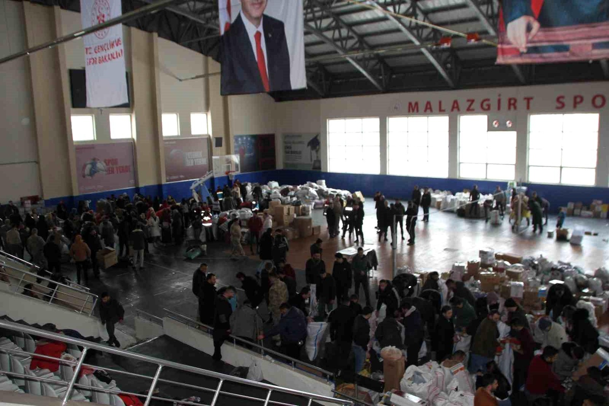 Malazgirt\'te depremzedeler için yardım kampanyası
