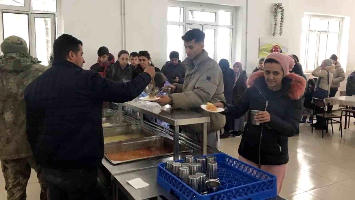 MSB: "Mehmetçiklerimiz, deprem noktalarında vatandaşlarımıza sıcak yemek ikram ederek destek sağlamaya çalışıyor"