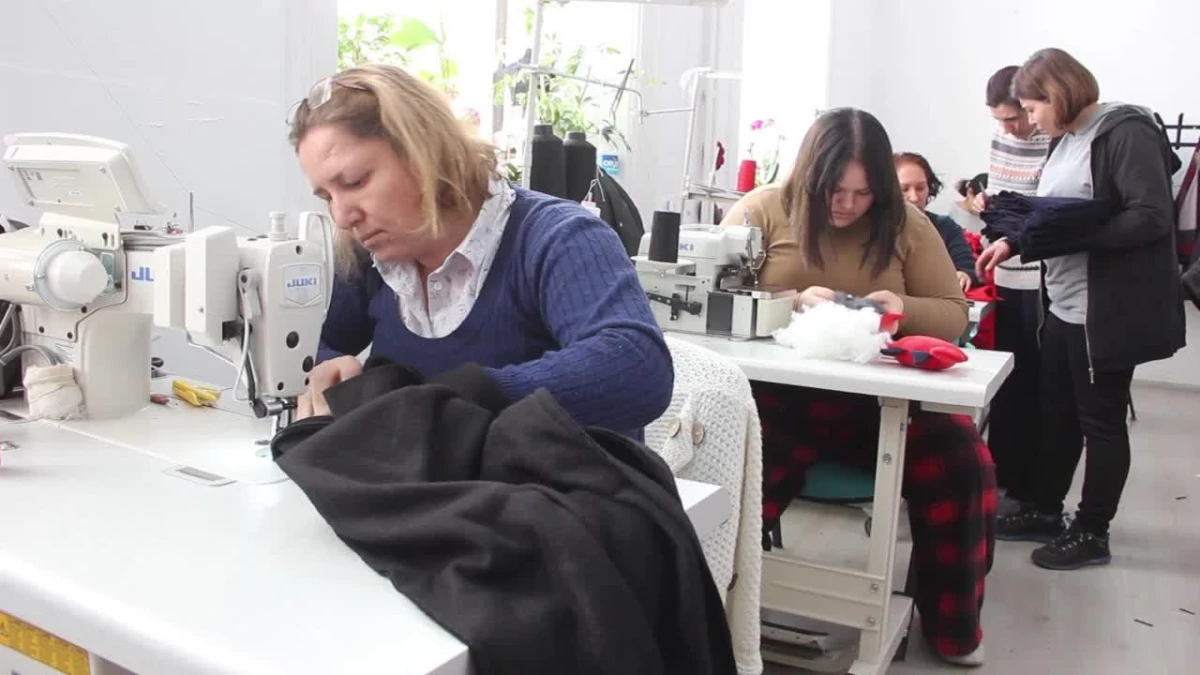 Muğla Olgunlaşma Enstitüsü\'nde Deprem Bölgesine Ulaştırılmak Üzere Kışlık Kıyafet ve Battaniye Üretiliyor
