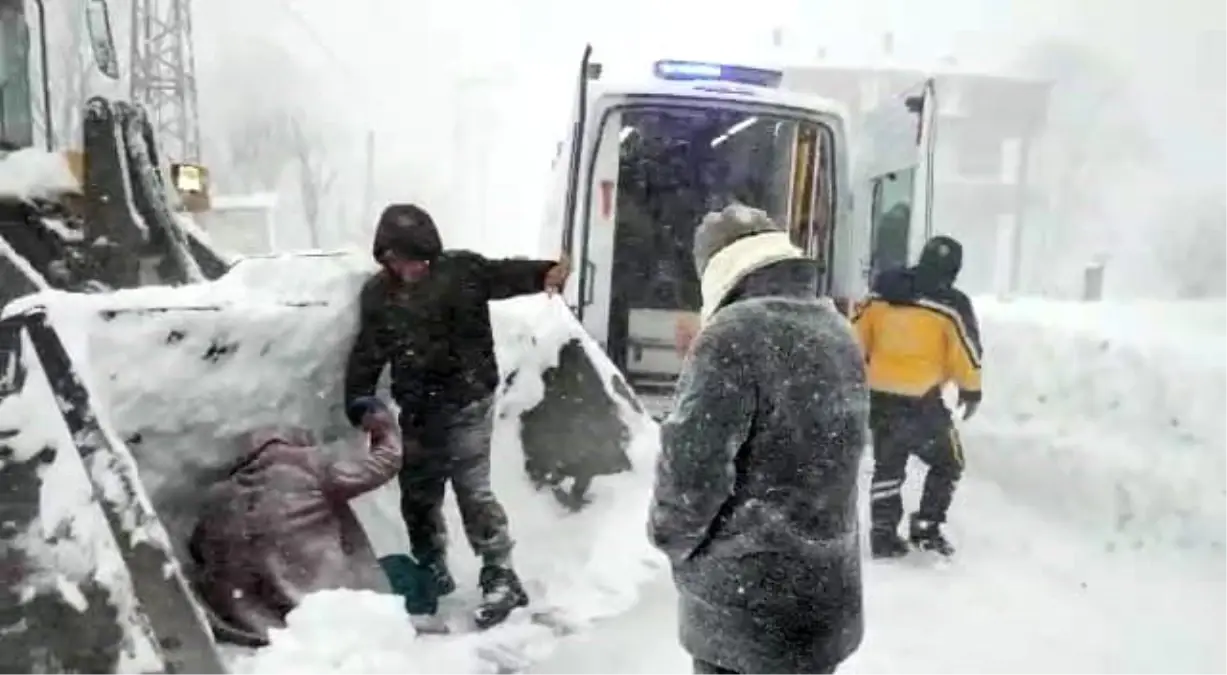 Ordu\'da hastalanan kadın, karla kaplı yolda kepçe ile ambulansa taşındı