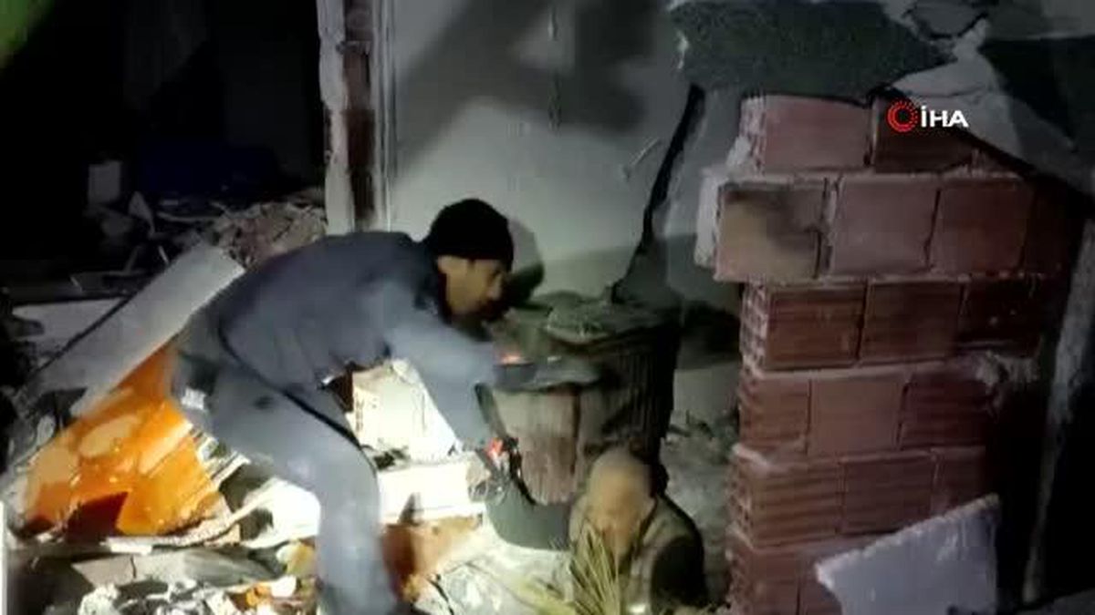 Polis, enkazda mahsur kalan 4 kişilik aileyi kurtardı