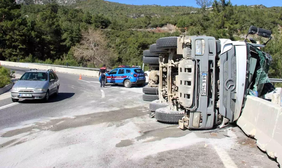 Sakar rampasında kum yüklü kamyon devrildi