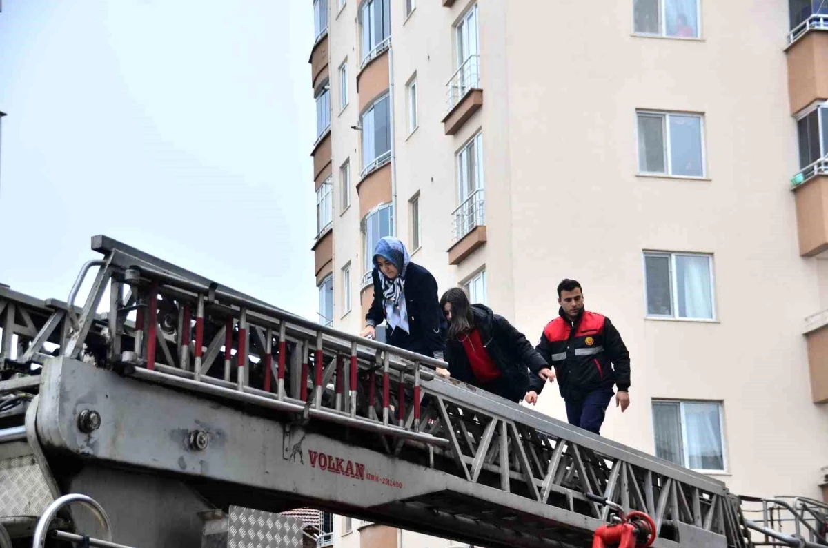 Samsun\'da ev yangını: Mahsur kalan 8 kişi kurtarıldı