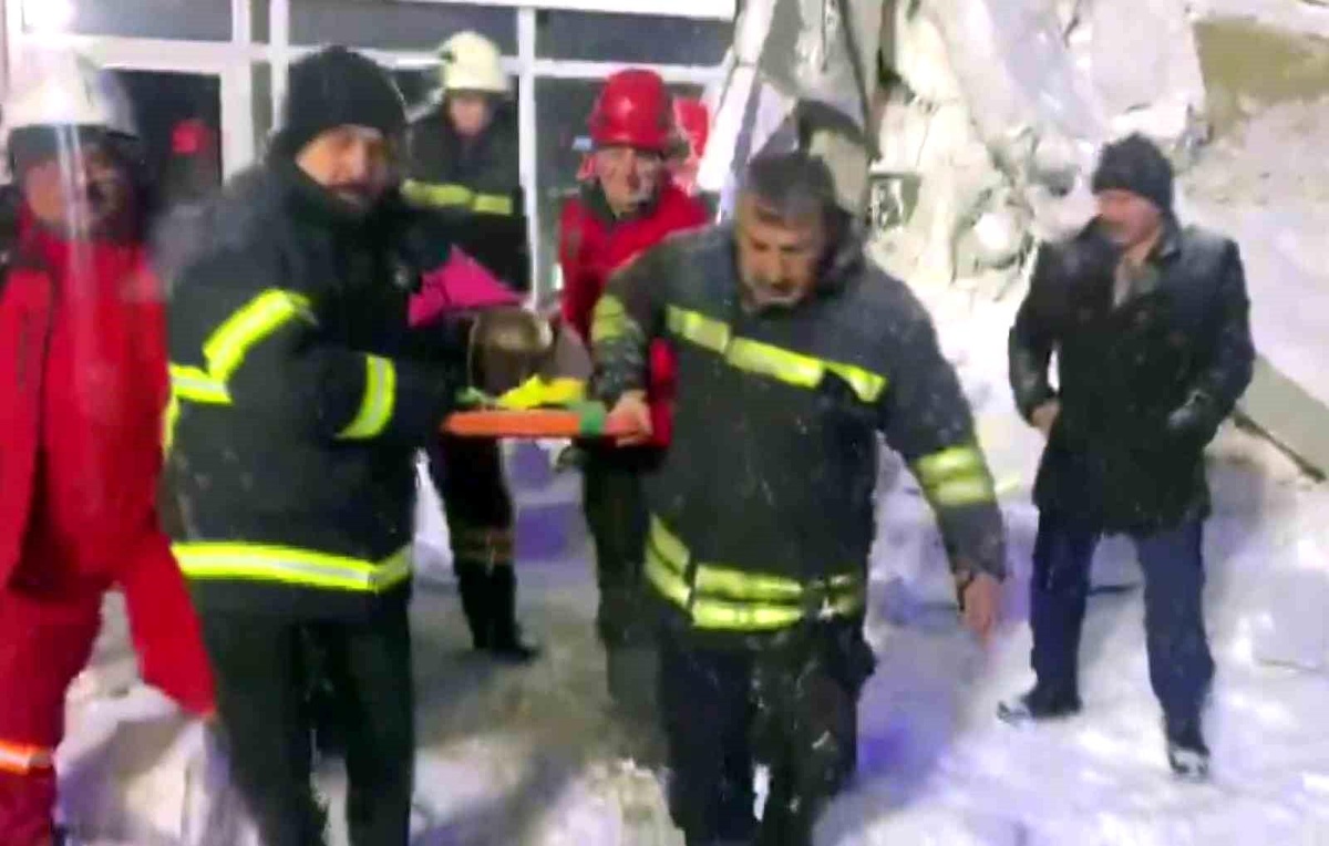 Samsun itfaiyesi Elbistan\'da 5 kişiyi enkazdan kurtardı