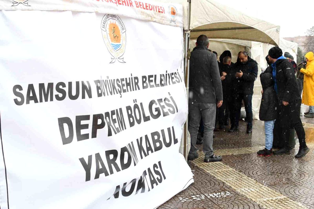 Samsun\'da 4 yaşındaki Siraç, depremzedelere hiç giymediği kıyafetlerini gönderdi