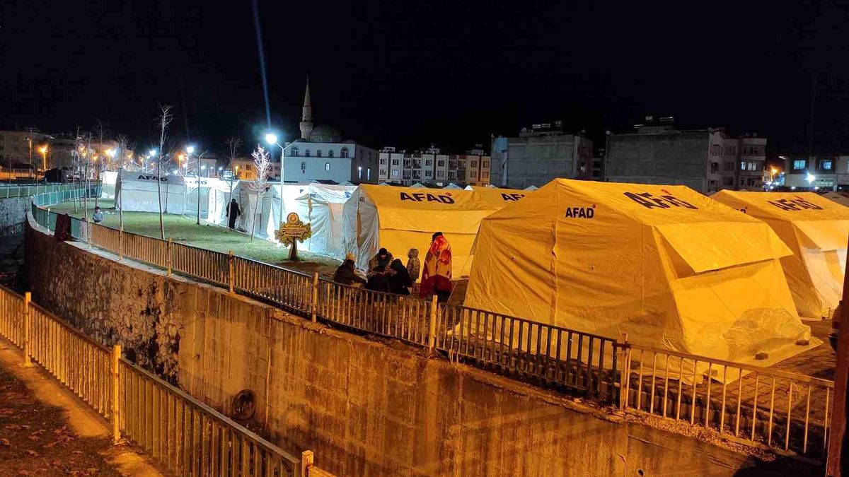 Şanlıurfa\'da depremzedeler AFAD çadırlarına yerleştirildi