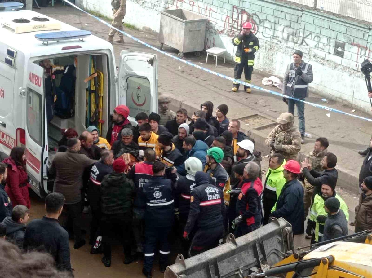Siirt ekibi enkazdan 5 vatandaşı kurtarmayı başardı