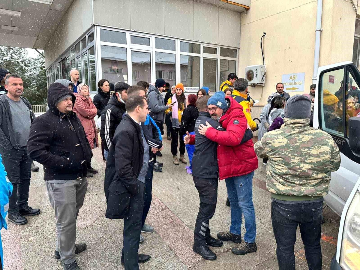 Sındırgı\'dan 14 sağlık çalışanı deprem bölgesine hareket etti