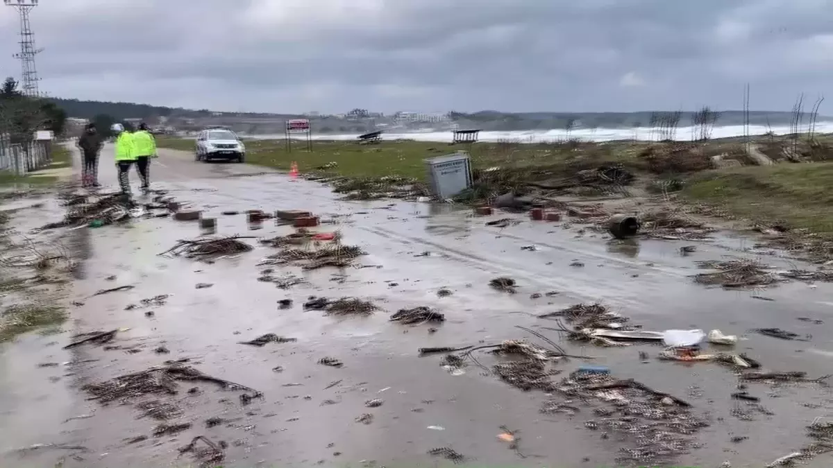 Sinop\'ta 3 metrelik dev dalgalar yola taştı