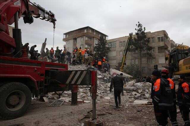 Son Dakika: 10 ili vuran depremde bilanço her geçen dakika ağırlaşıyor! Hayatını kaybedenlerin sayısı 3.703'e yükseldi