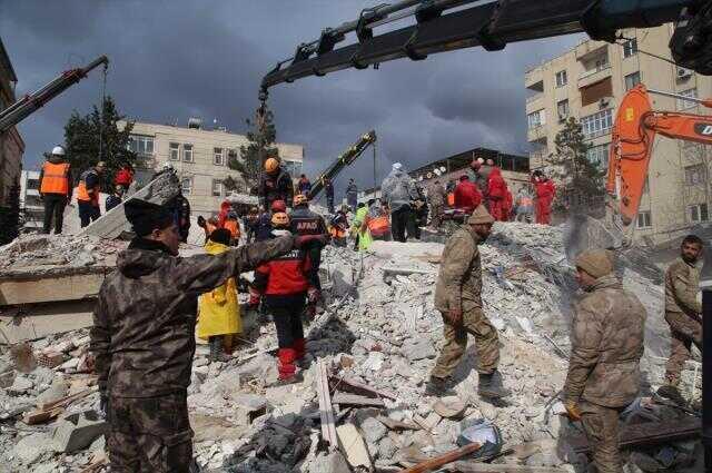 Son Dakika: 10 ili vuran depremde bilanço her geçen dakika ağırlaşıyor! Hayatını kaybedenlerin sayısı 3.703'e yükseldi