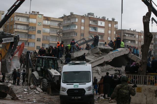 Son Dakika: 10 ili vuran depremde bilanço her geçen dakika ağırlaşıyor! Hayatını kaybedenlerin sayısı 3.703'e yükseldi