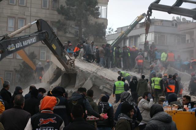 Son Dakika: 10 ili vuran depremde bilanço her geçen dakika ağırlaşıyor! Hayatını kaybedenlerin sayısı 3.703'e yükseldi