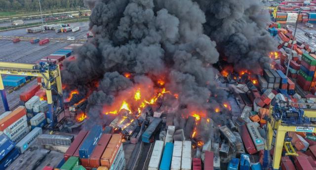 Son Dakika: İskenderun Limanı'ndaki yangın TSK'ya ait helikopter ve uçakların havadan müdahalesi ile söndürüldü