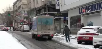 Sürücüler buz pistine dönen caddede kaydı