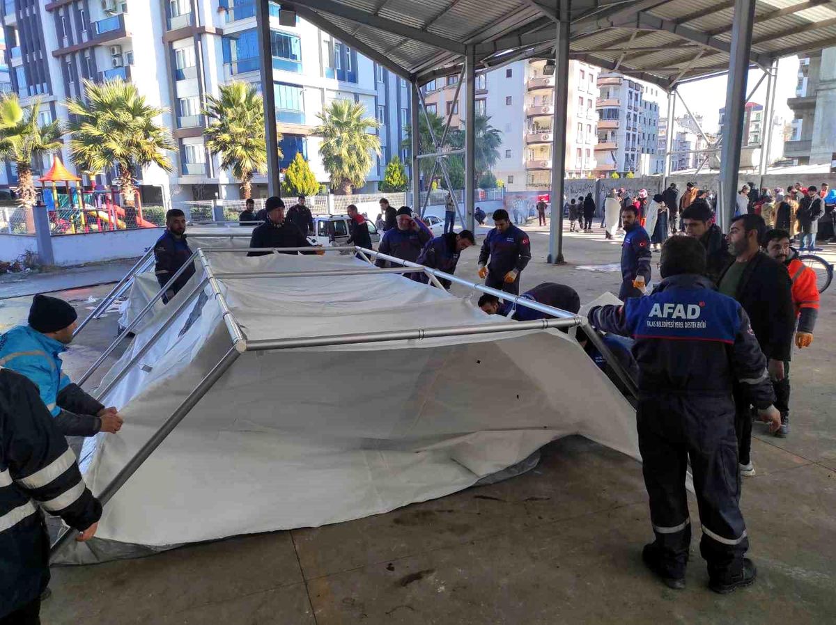 Kayseri\'den deprem bölgesine giden ekipler arama kurtarma çalışmalarına katılıyor