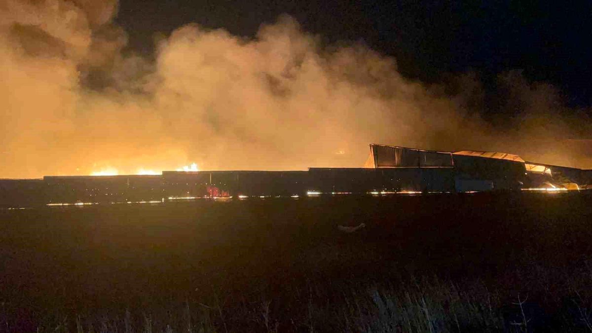 Tekirdağ\'da palet ve çiğköfte fabrikasındaki yangın kontrol altına alındı