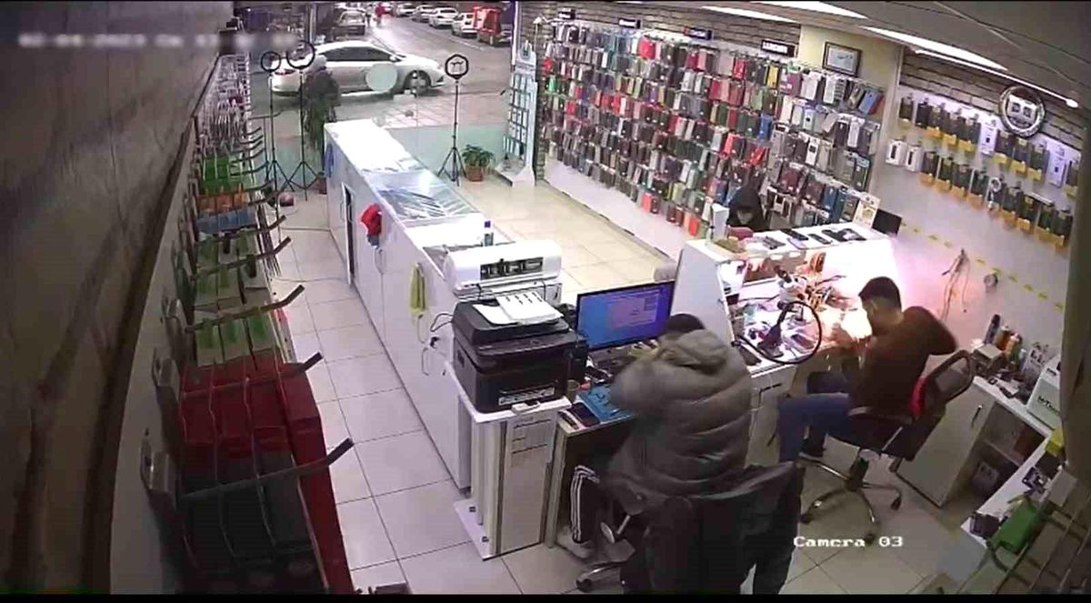 Telefon bataryası bir anda alev aldı