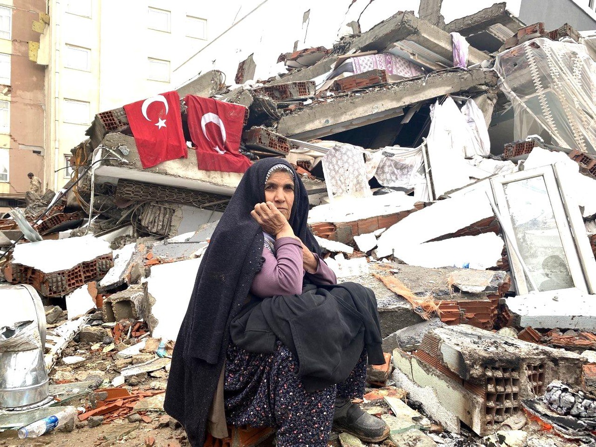 Türk bayrağı enkazda bile yere düşürülmedi